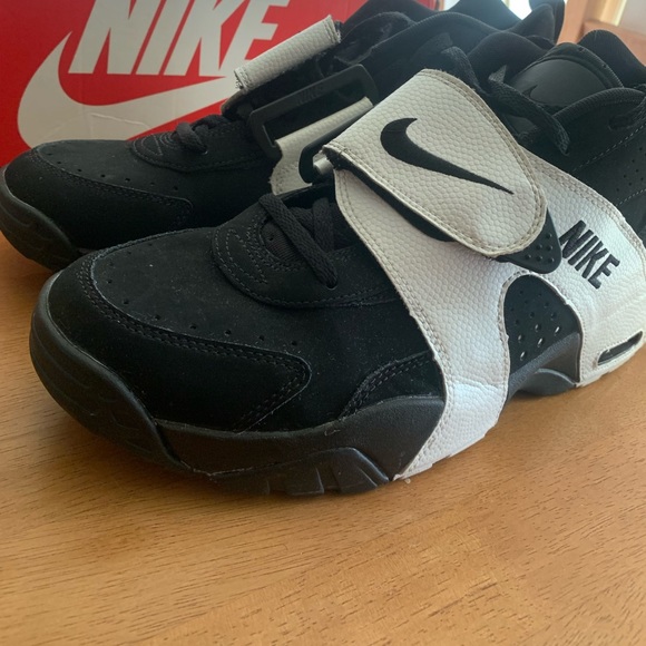 Nike Black and White Athletic Shoes main image 16